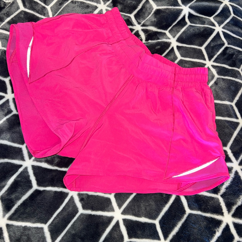Lululemon Hotty Hot Low Rise Shorts 4 inch (SONIC PINK)